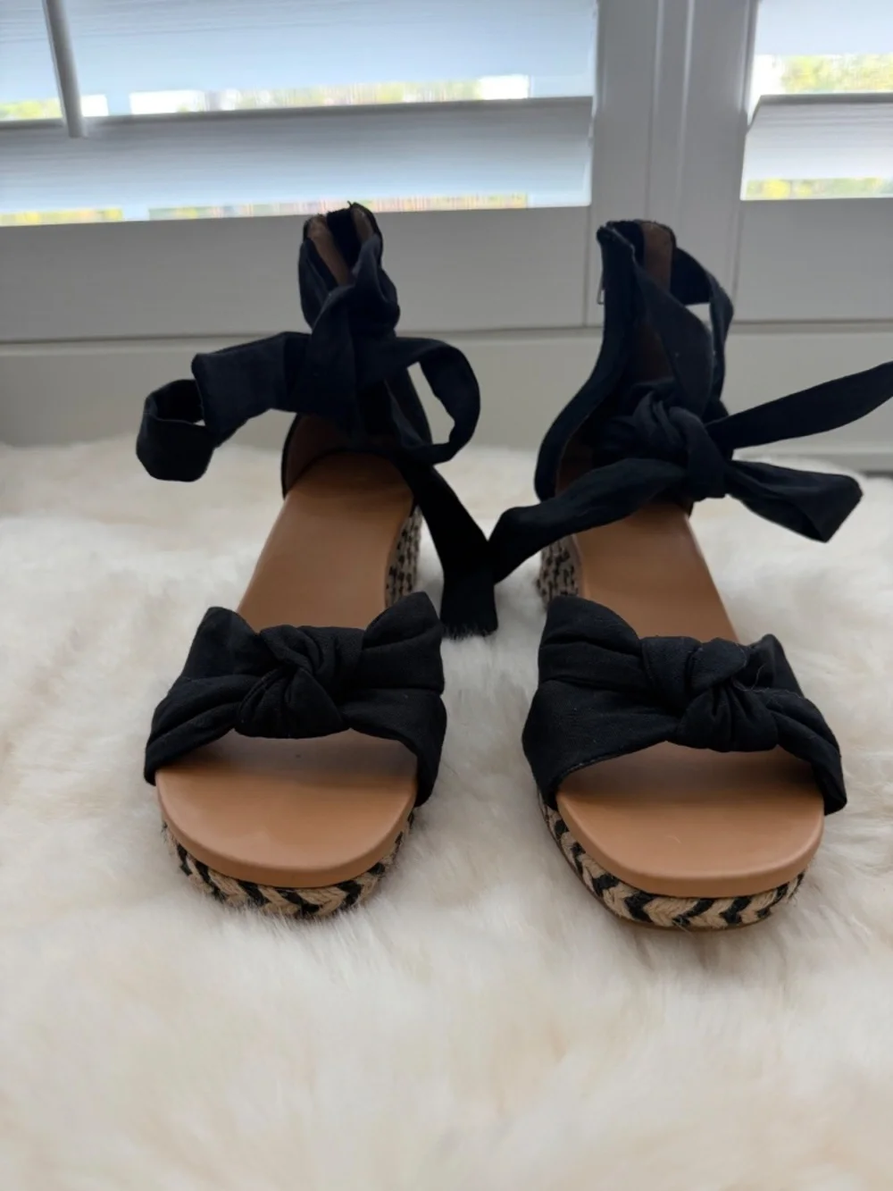 UGG Women’s Yarrow Black Canvas Espadrille Wedge Sandals sz 10